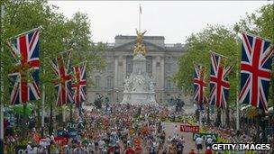 Runners pass Buckingham Palace