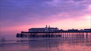 Xiaofei Zhang: "Sunset at Hastings Pier"