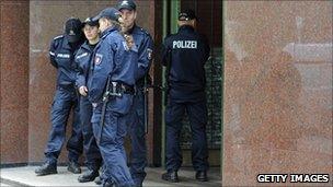 Police guard the entrance to the Taiba mosque in Hamburg after the authorities decide to close it down (9 August 2010)