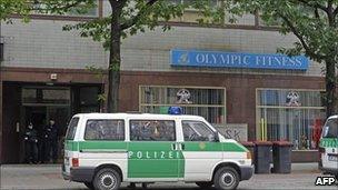 Police vehicles outside the entrance to the Taiba mosque in Hamburg (August 2010)