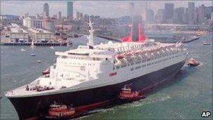 QE2 leaving New York