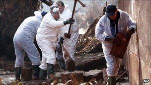 Workers begin cleaning up Kolontar (8 October 2010)