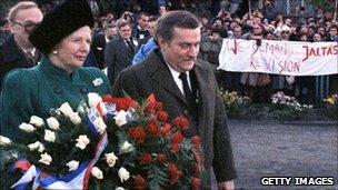 British Prime Minister Margaret Thatcher and Solidarity leader Lech Walesa walk on November 4, 1988 with a wreath to the Gdansk monument commemorating the shipyards workers' killing in 1970.