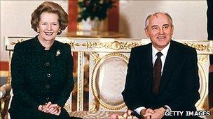 British Prime Minister Margaret Thatcher (L) poses 30 March 1987 with Soviet leader Mikhail Gorbachev at the start of talks at the Kremlin in Moscow.