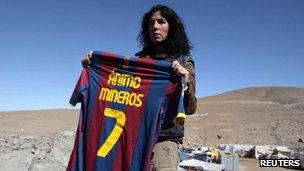 Cristina Cubero holds up Barcelona shirt signed by David Villa, 09/09