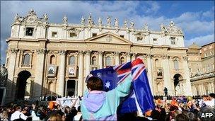 Australian pilgrims wave flags in St Peters Square at the Vatican (17 Oct 2010)