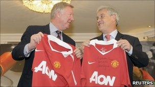 Sir Alex Ferguson and Sebastian Pinera in London (17 Oct 2010)