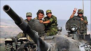 A Russian tank on the Gori-Tbilisi road. File photo