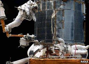 Astronauts service Hubble (Nasa)