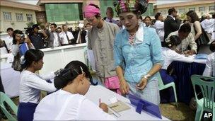 Volunteers in Shan ethnic dress take part in a voting demonstration in Nay Pyi Taw, Burma (18 Oct 2010)