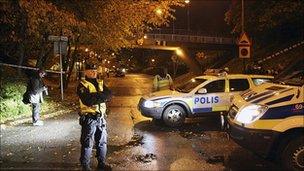 Police investigate shooting at Sorbacksgatan in Malmo. 21 Oct 2010