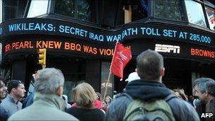 People look at a news ticker in New York's Times Square (22 October 2010)