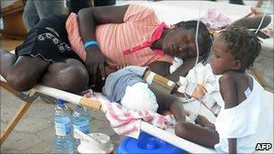 Cholera sufferers receive treatment at St Nicholas' hospital, St Marc, Haiti (24 Oct 2010)