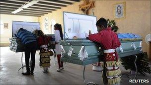 Families attend a wake in Ciudad Juarez, Mexico (23 Oct 2010)