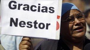 A woman holding a sign saying 'Gracias Nestor' ('Thanks Nestor'), Buenos Aires, Argentina