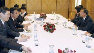 Japan's Foreign Minister, Seiji Maehara, (2nd Left) meets China's Foreign Minister, Yang Jiechi (Right) in Hanoi (29 October 2010)