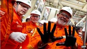 President Lula da Silva with his hands dirty with oil on a Petrobras platform in the Tupi field, 28 October 2010