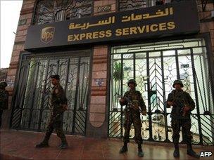 Yemeni troops outside the offices of UPS in Sanaa (30 October 2010)