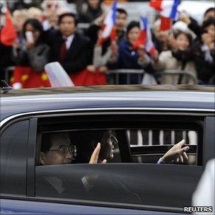 Hu Jintao and Nicolas Sarkozy wave to crowds in Paris, 4/11/10