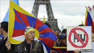 Protesters against visit to France by Hu Jintao, 4/11/10