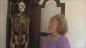 Mary Halliwell and skeleton of John Horwood