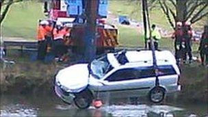 Car being pulled from River Avon