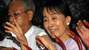 Aung San Suu Kyi waves at her supporters in Rangoon (13 November 2010)