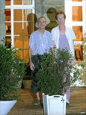 Released British couple Rachel and Paul Chandler stand outside the British Embassy residence in Nairobi after they arrived from Mogadishu following their release by Somali pirates [14 November 2010]
