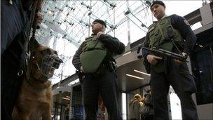 Police and guard dog at Berlin's main railway station (17 November 2010)