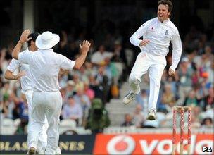 Graeme Swann flies