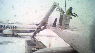 De-icing a plane (pic by David Roberston)