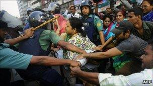 Police clash with demonstrators in Dhaka, Bangladesh (14 Nov 2010)