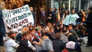 Students hold sit-down protest on Oxford Street