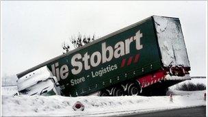 A lorry eaves the road in Notts