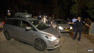 Police help people evacuate in northern Haifa, Israel (2 Dec 2010)