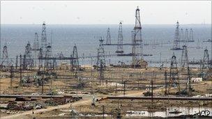 Oil derricks in Baku, Azerbaijan (file photo, 2005)