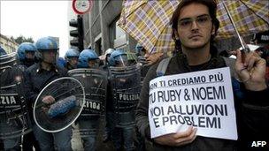 A protestor holds a placard reading "We don't believe you anymore" in Padova (9 November 2010)