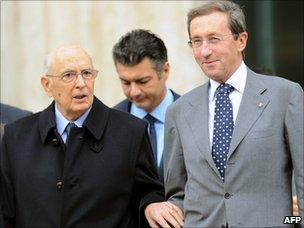 Gianfranco Fini (R) listens to Italian President Giorgio Napolitano (L) (15 November 2010)