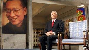 Nobel chairman Thorbjorn Jagland with an empty chair for laureate Liu Xiaobo (on the poster) - 10 December 2010