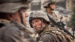 Aaron Eckhart (centre) in Battle: Los Angeles