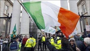 Protesters outside government buildings in Dublin. 22 Nov 2010