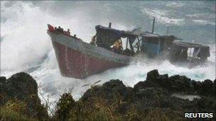 The refugee boat in rough seas off Christmas Island (15 Dec 2010)