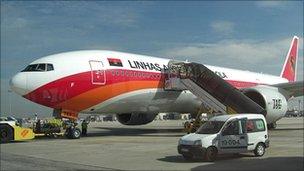 TAAG Angolan Airlines Boeing 777-200ER on the tarmac at Lisbon Portela Airport, 2 October 2009. Photo from Wikimedia Commons / Chucker2