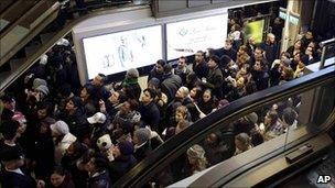 Crowds at the opening of Harrods' sale, 27 December 2010