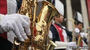 A marching band reherses