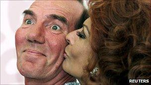 Pete Postlethwaite and Sophia Loren