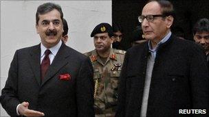 Pakistani PM Yousuf Raza Gilani (L) with president of Pakistan Muslim League Chaudhry Shujaat Hussain in Lahore on 3 January 2011