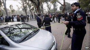 Pakistani police cordon off the site in Islamabad where Salman Taseer was shot dead by one of his guards (4 January 2010)