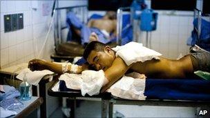 A man burnt in the fire-bombing of a bus in Guatemala City is treated in hospital (3 January 2011)