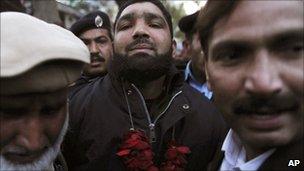 Bodyguard Malik Mumtaz Hussein Qadri arrives at court in Lahore (6 Jan 2011)